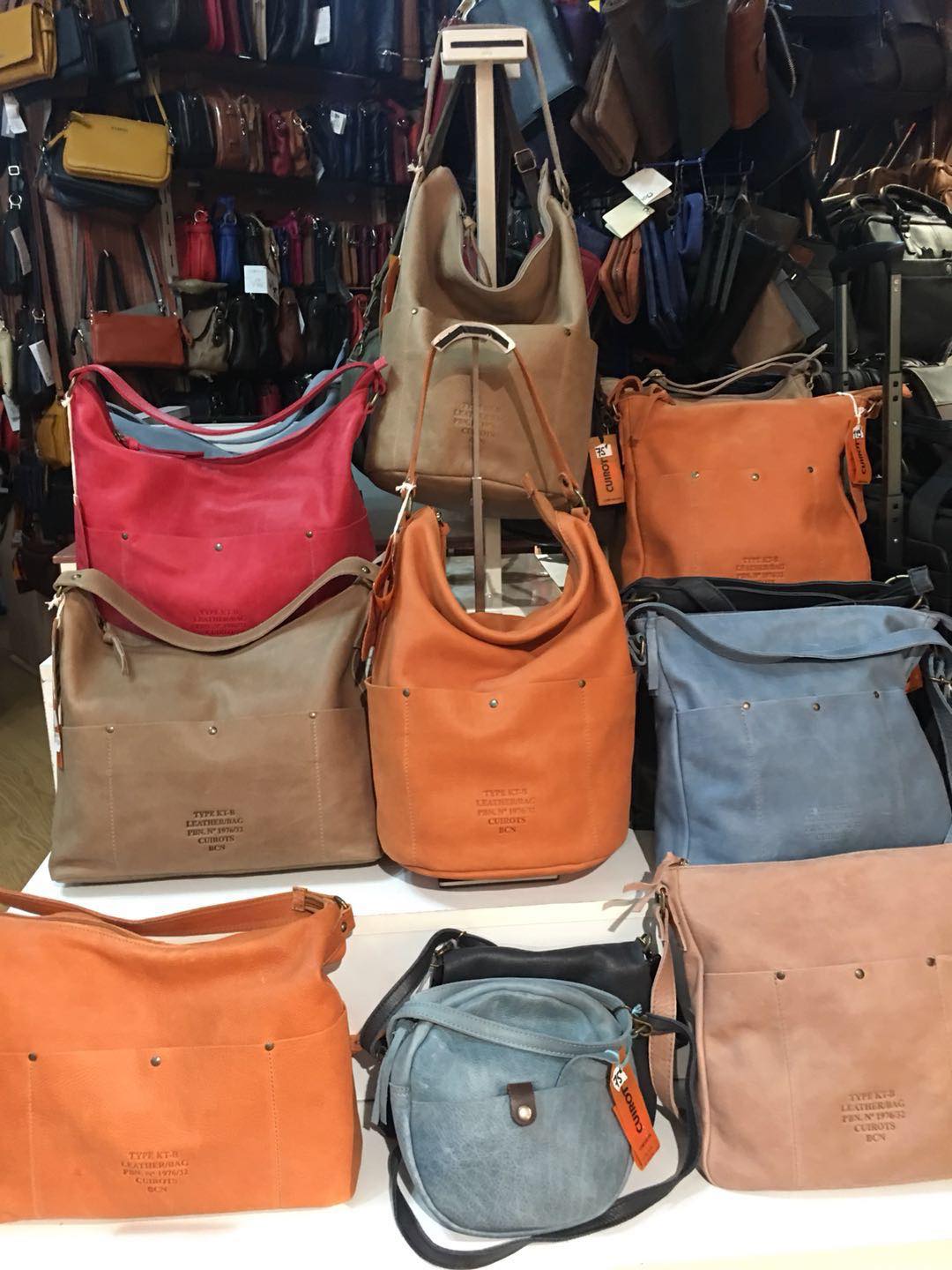 Intérieur de la boutique Latitude, étagères de sacs en cuir
